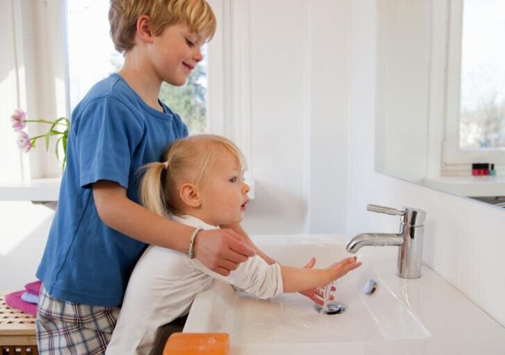 منذ سن مبكرة ، يجب تعريف الطفل بقواعد النظافة الشخصية. 